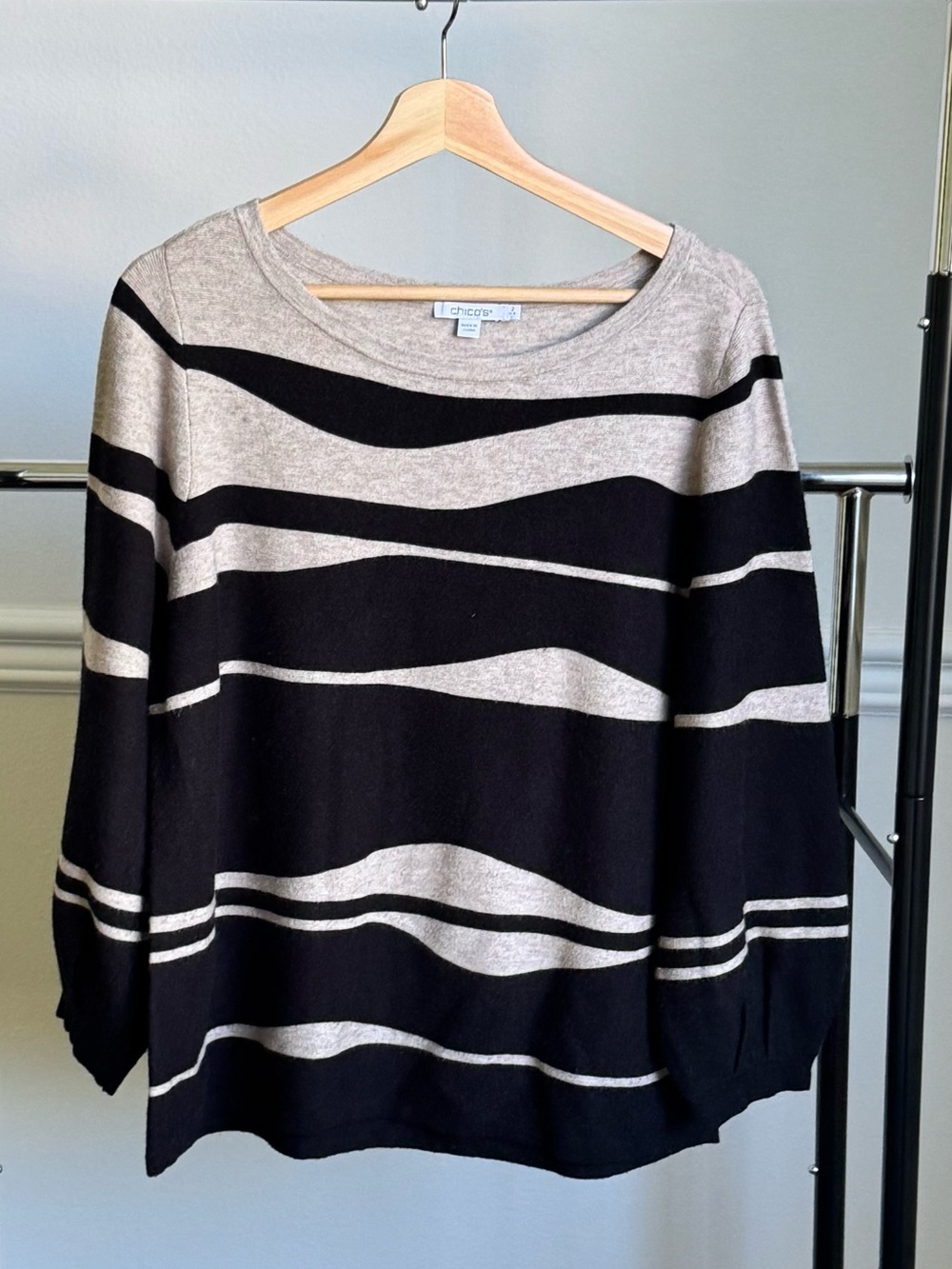 Chico's Black and Beige waves-stripe pattern Sweater Size 2 (12-14) pre-owned